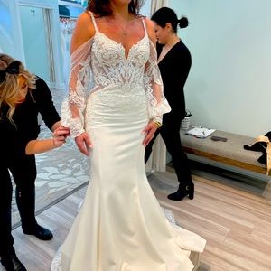 Designer wedding gown never worn.  Daughter wanted a different dress no return!!